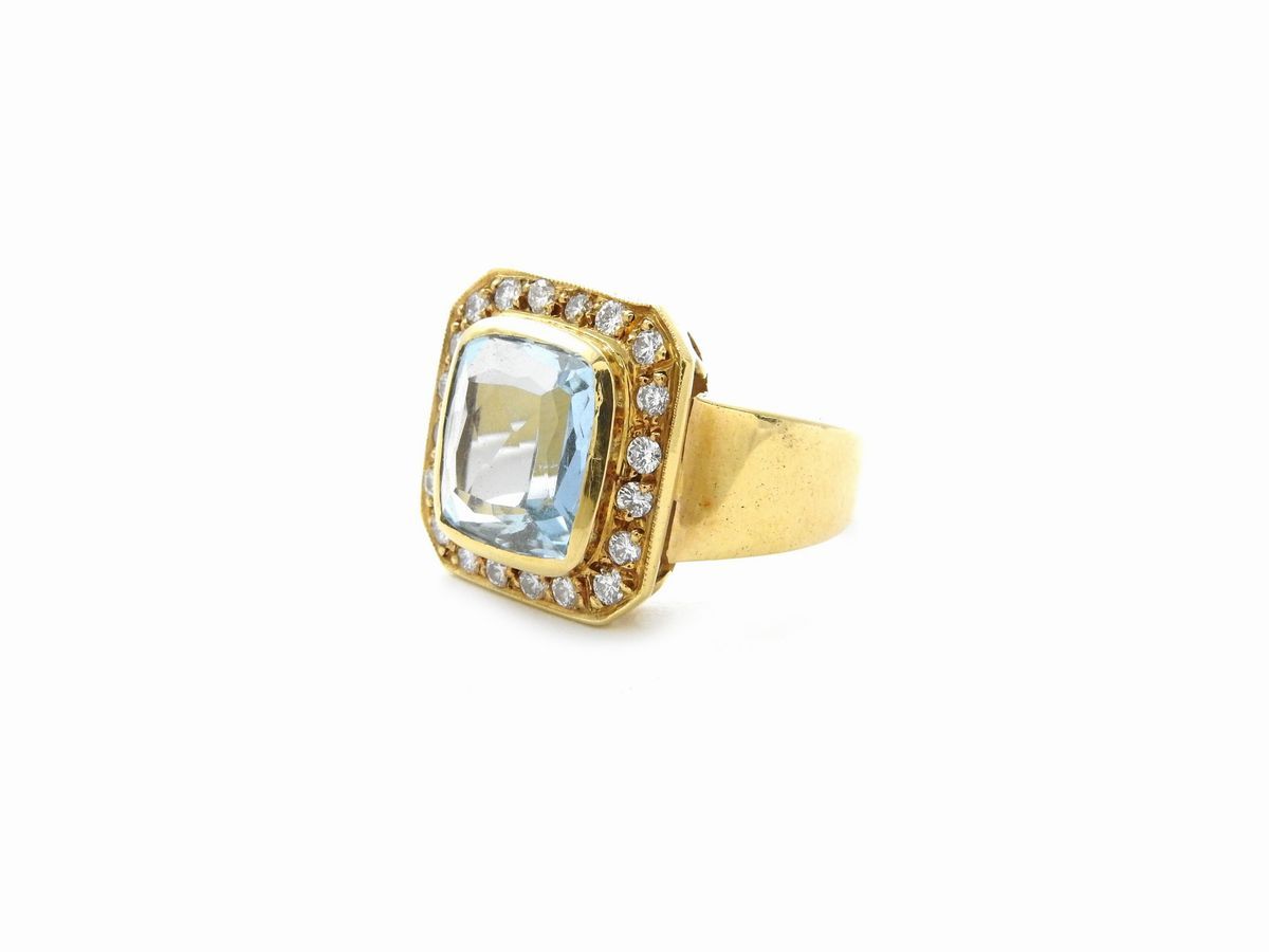 Anello in Oro Giallo con Diamanti e Acquamarina
