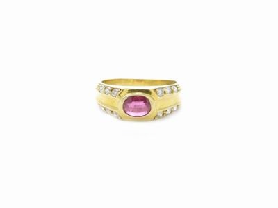 Anello in Oro Giallo con Diamanti e Rubino