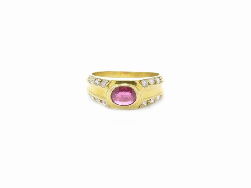 Anello in Oro Giallo con Diamanti e Rubino