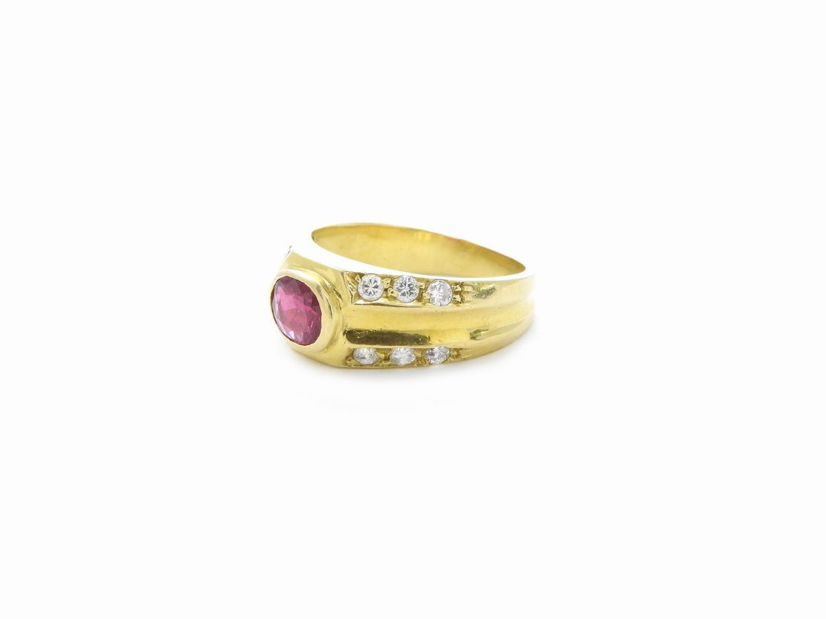 Anello in Oro Giallo con Diamanti e Rubino