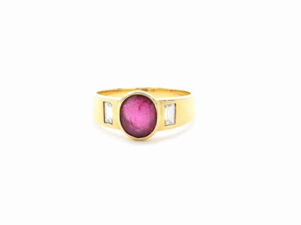 Yellow gold ring with diamonds and ruby