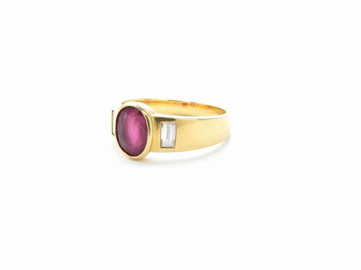 Anello in Oro Giallo con Diamanti e Rubino