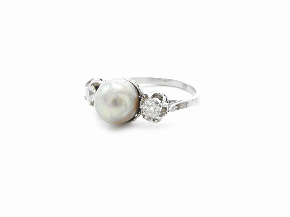 Anello in Oro Bianco con Diamanti e Perla