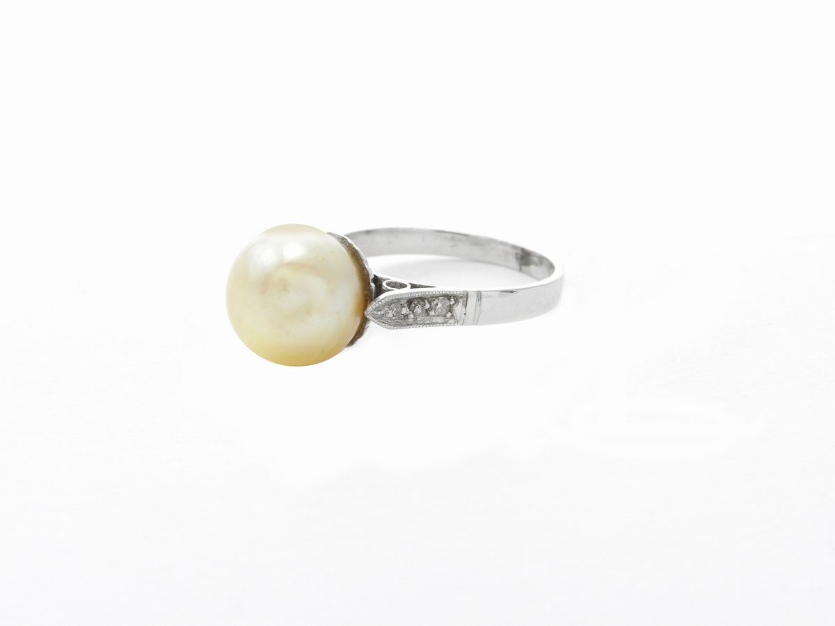 Anello in Oro Bianco con Diamanti e Perla