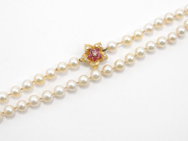 Collana di perle coltivate e fermezza in oro giallo con diamanti e rubini