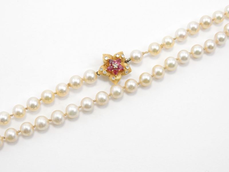 Collana di Perle Coltivate e Fermezza in Oro Giallo con Diamanti e Rubini