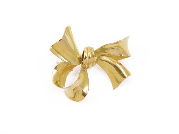 Yellow gold bow brooch