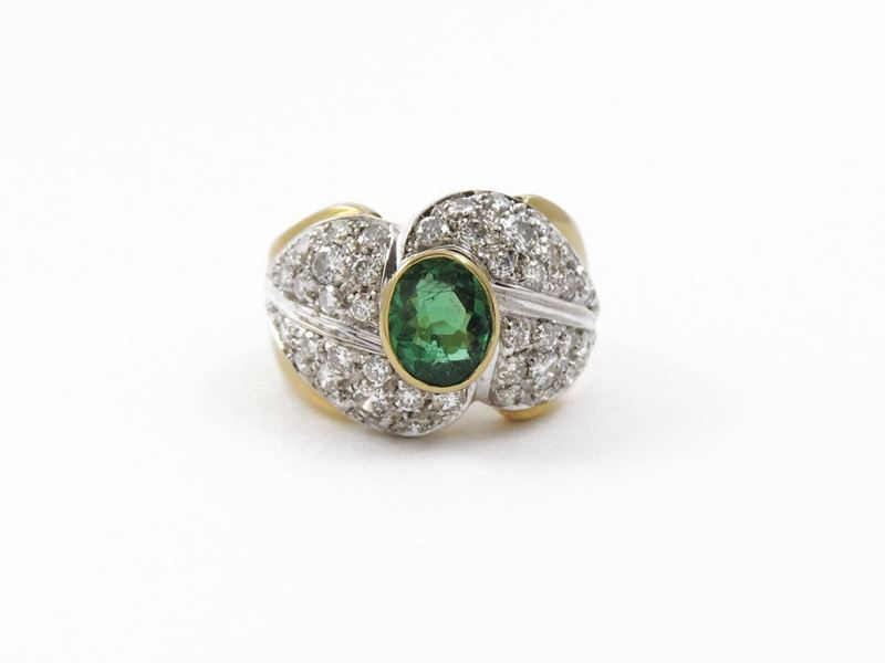 Anello a Fascia in Oro Bianco e Giallo con Diamanti e Smeraldo
