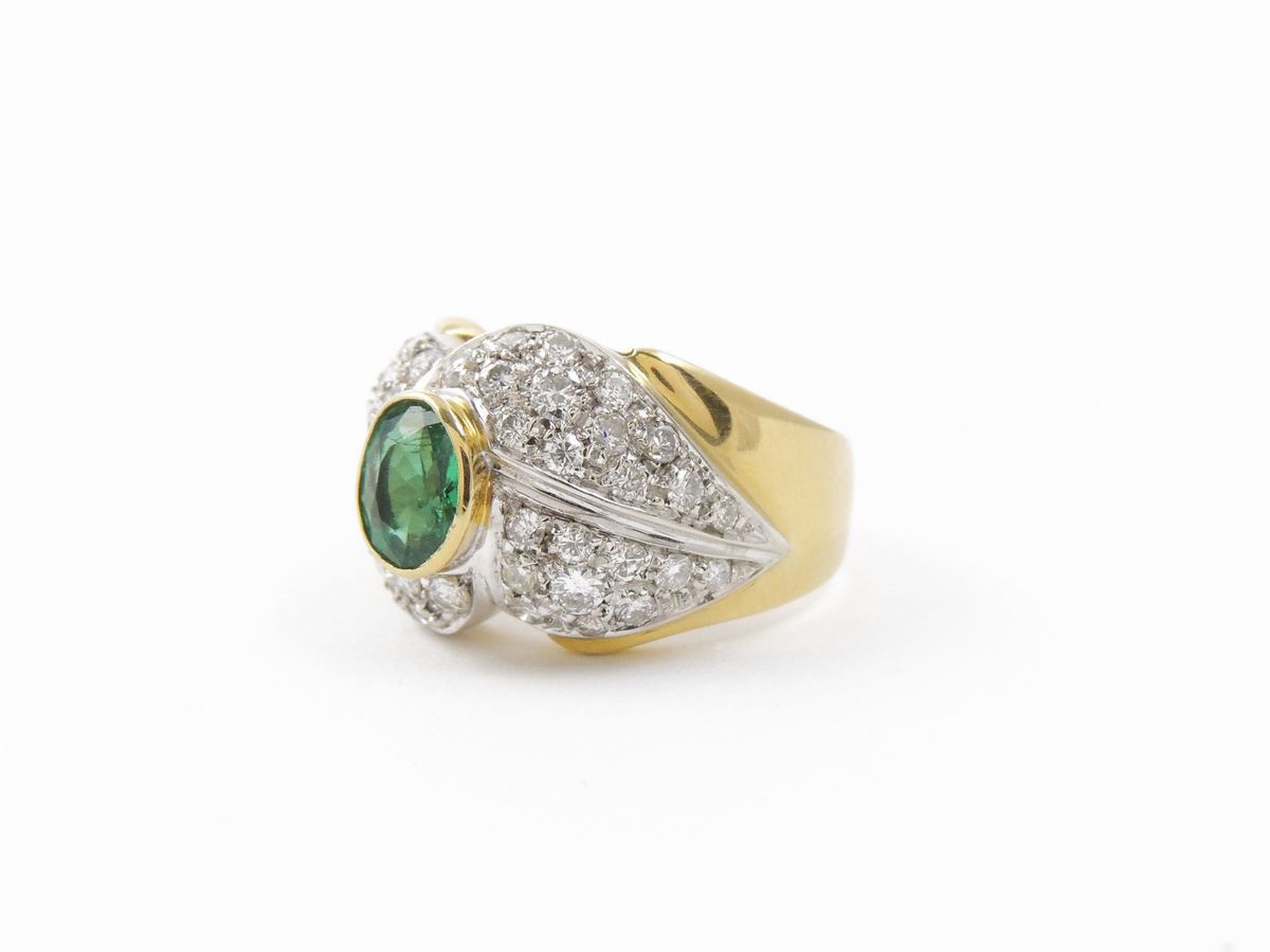 Anello a Fascia in Oro Bianco e Giallo con Diamanti e Smeraldo