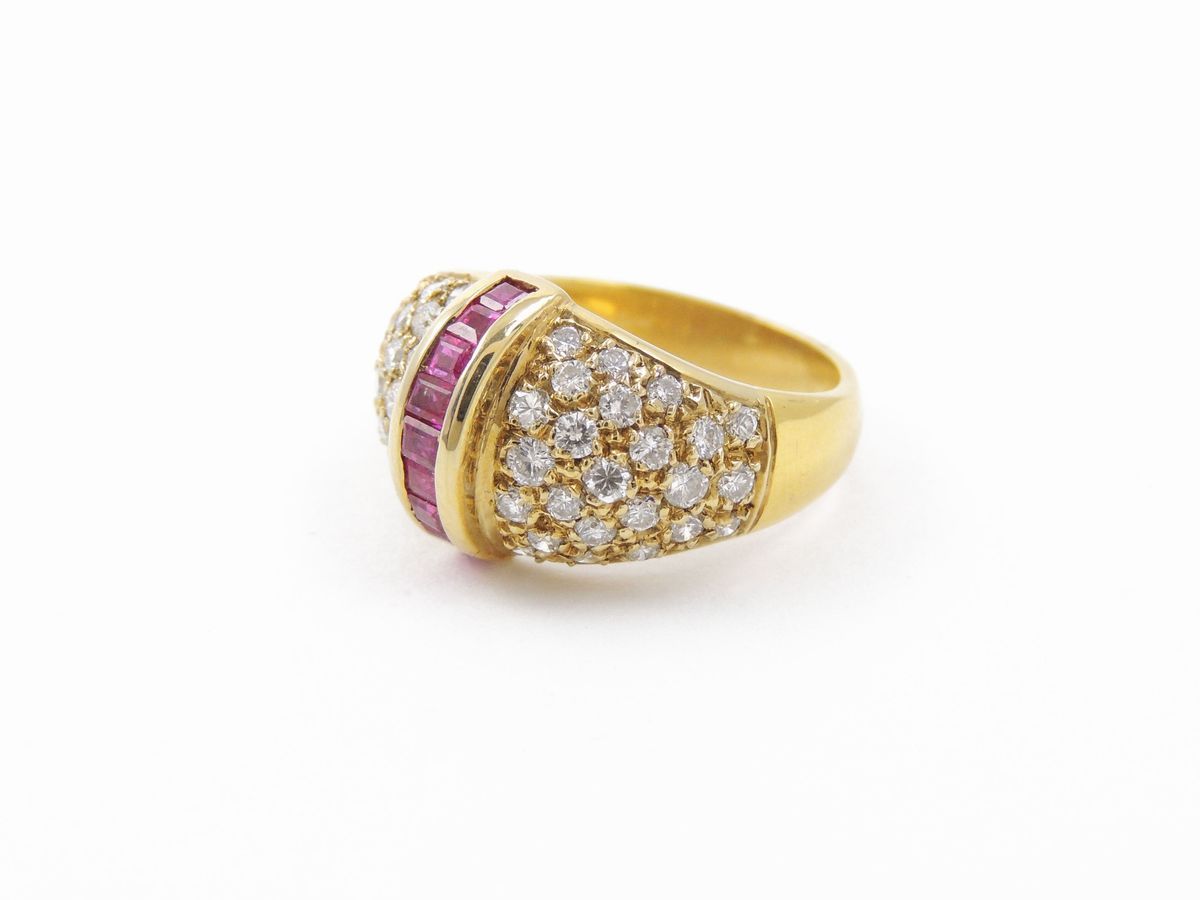 Anello a Fascia Bombata in Oro Giallo con Diamanti e Rubini