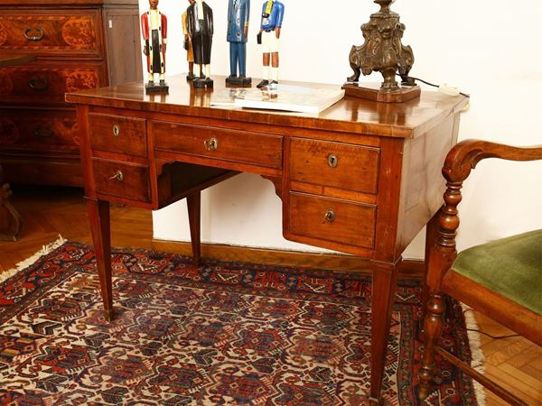 Small walnut desk  - Auction Furniture and Paintings from the Piero Quaglia Foundation - Maison Bibelot - Casa d'Aste Firenze - Milano