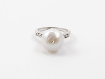 Anello in Oro Bianco con Diamanti e Perla Barocca