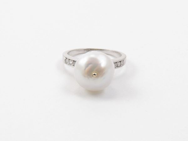 Anello in oro bianco con diamanti e perla barocca