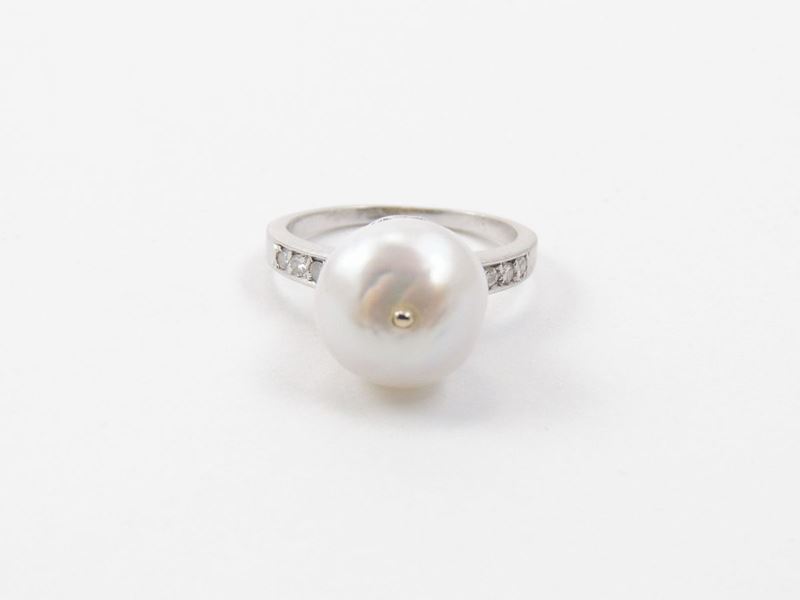 Anello in Oro Bianco con Diamanti e Perla Barocca