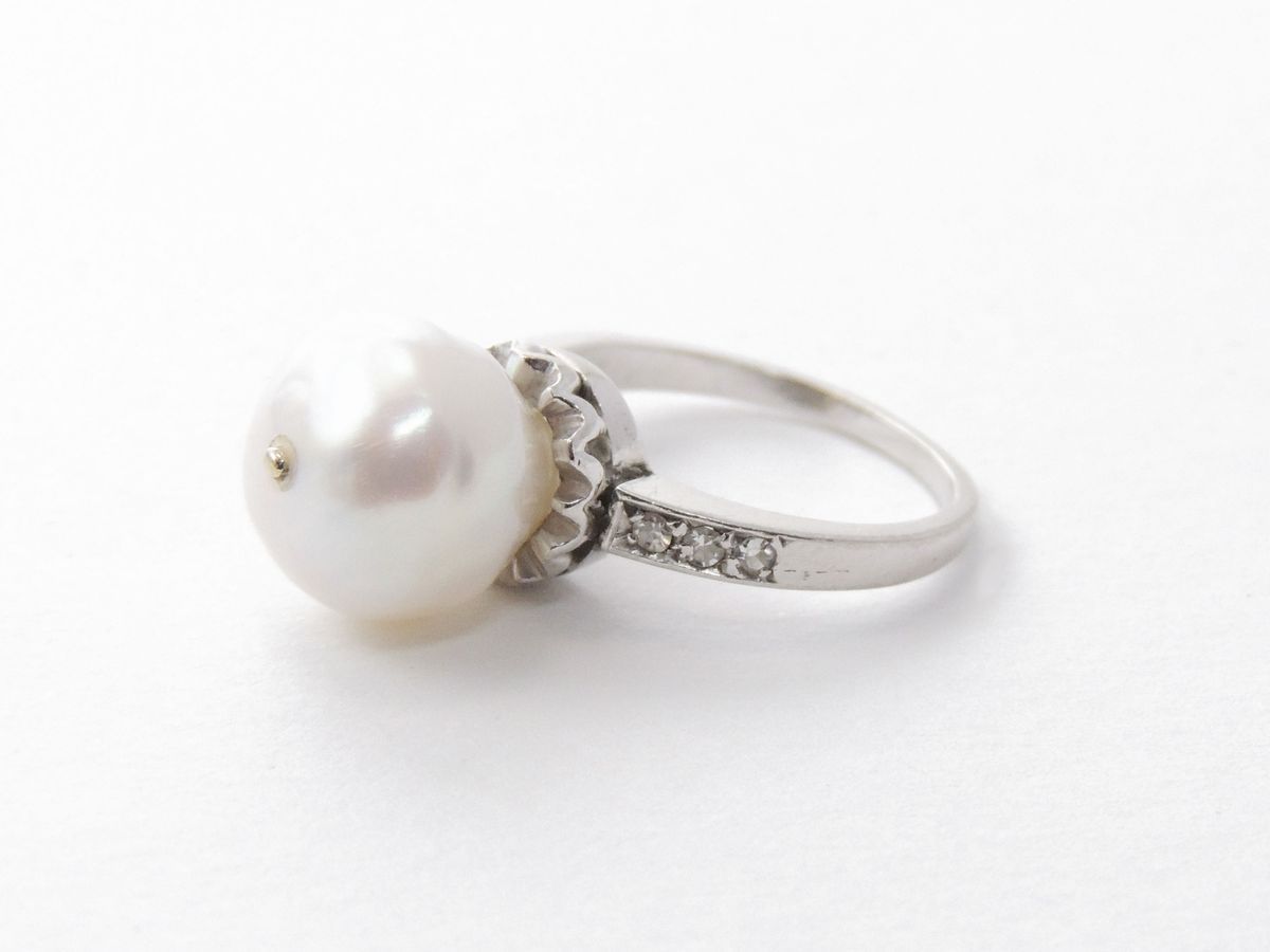 Anello in Oro Bianco con Diamanti e Perla Barocca