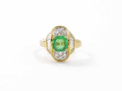 Anello in Oro Giallo con Diamanti e Smeraldo