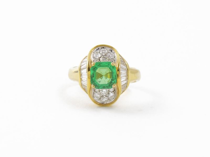 Anello in Oro Giallo con Diamanti e Smeraldo