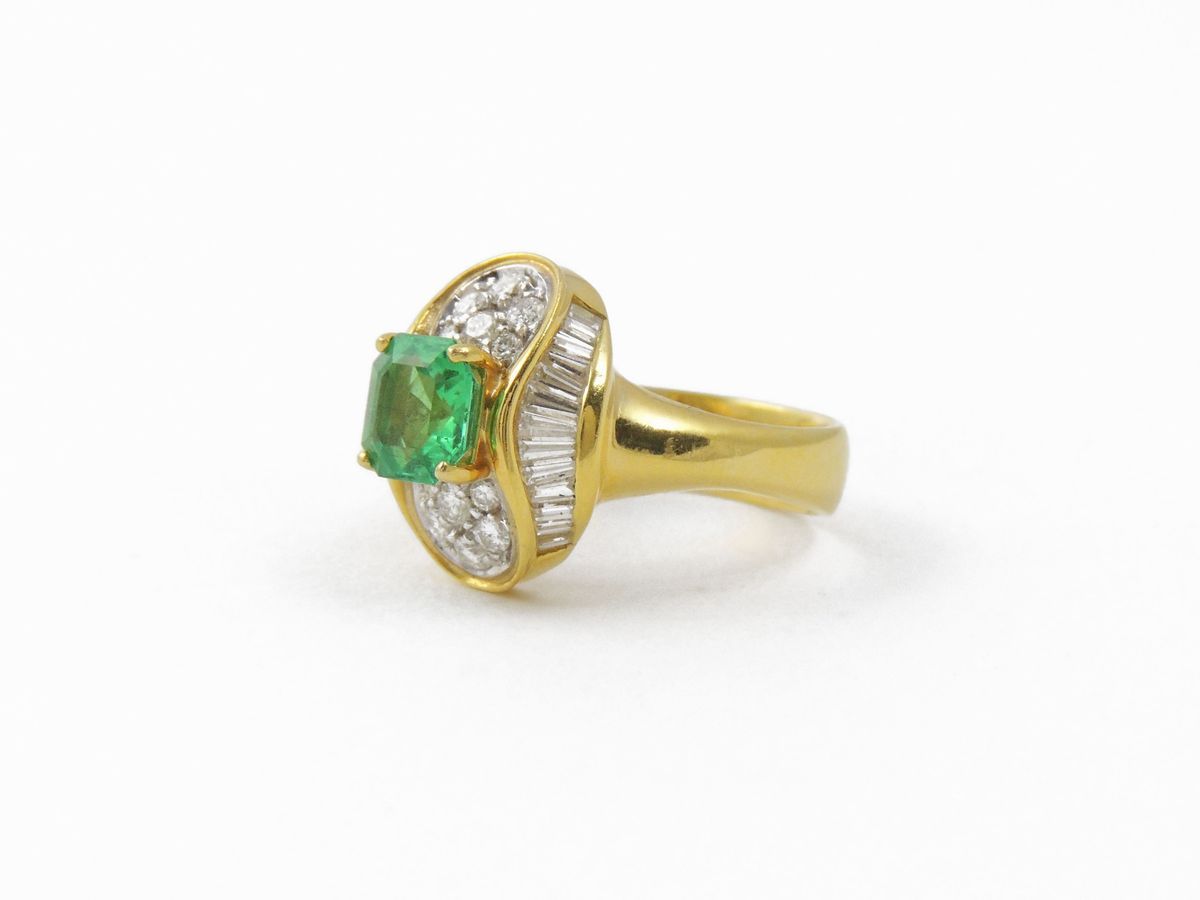 Anello in Oro Giallo con Diamanti e Smeraldo