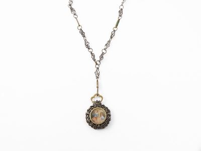 Lunga Catena con Pendente Portaritratto in Oro Giallo e Argento e Smalti Verdi