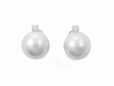 Orecchini in Oro Bianco con Diamanti e Perle Coltivate South Sea Bianche