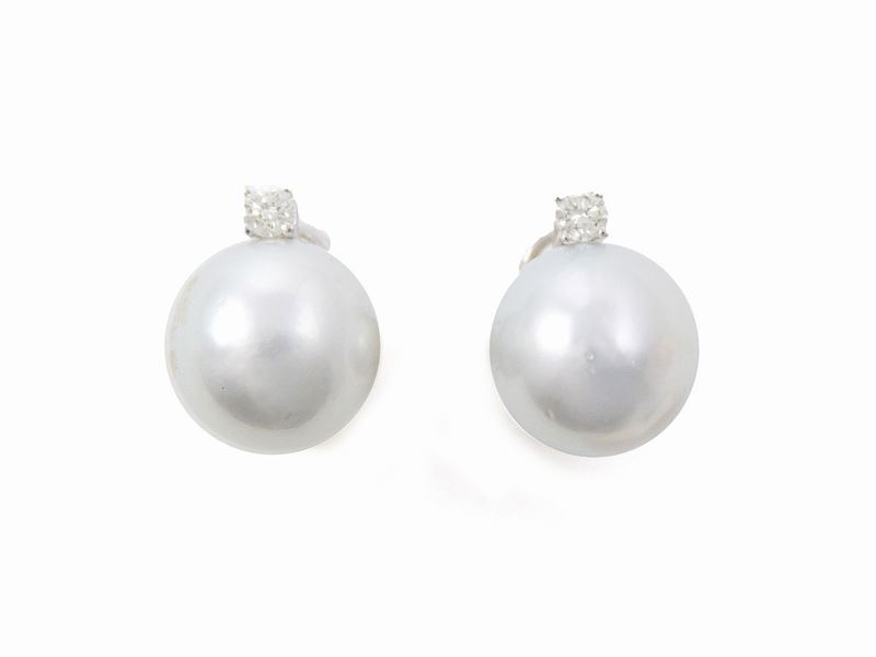 Orecchini in Oro Bianco con Diamanti e Perle Coltivate South Sea Bianche