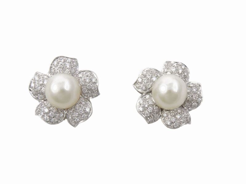 Orecchini in Oro Bianco con Diamanti e Perle Coltivate