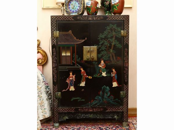 Small cabinet in black lacquer with polychrome chinoiserie