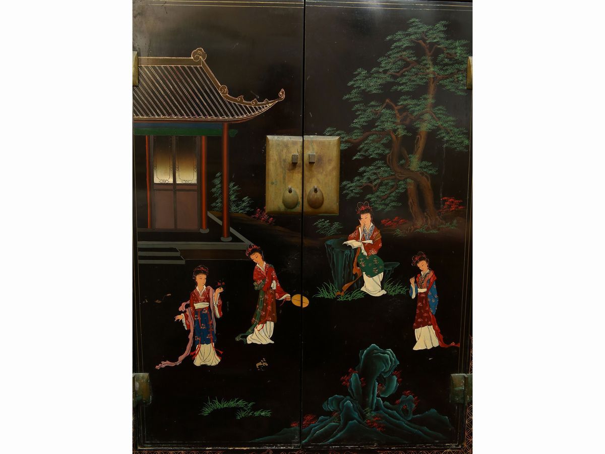 Piccolo Stipo in Lacca Nera a Chinoiserie Policrome