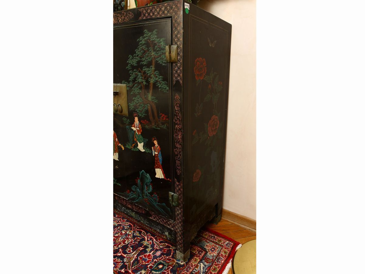 Piccolo Stipo in Lacca Nera a Chinoiserie Policrome