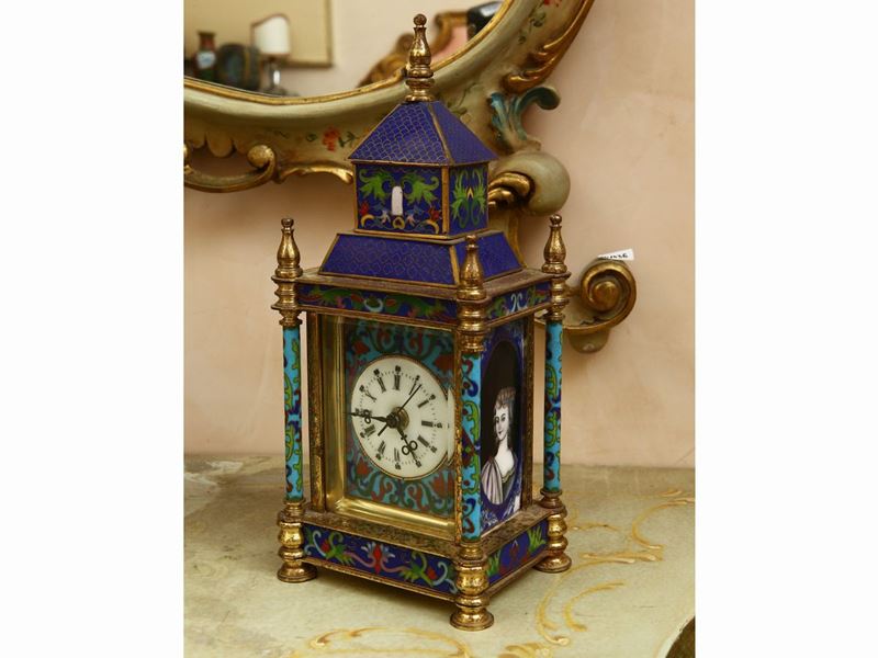 Orologio da Tavolo a Tempietto in Metallo Dorato e Smalto Cloisonné