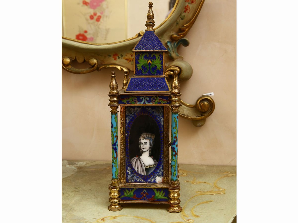 Orologio da Tavolo a Tempietto in Metallo Dorato e Smalto Cloisonné