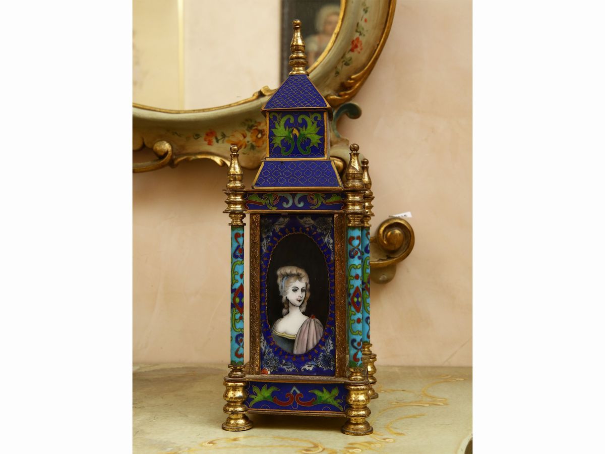 Orologio da Tavolo a Tempietto in Metallo Dorato e Smalto Cloisonné