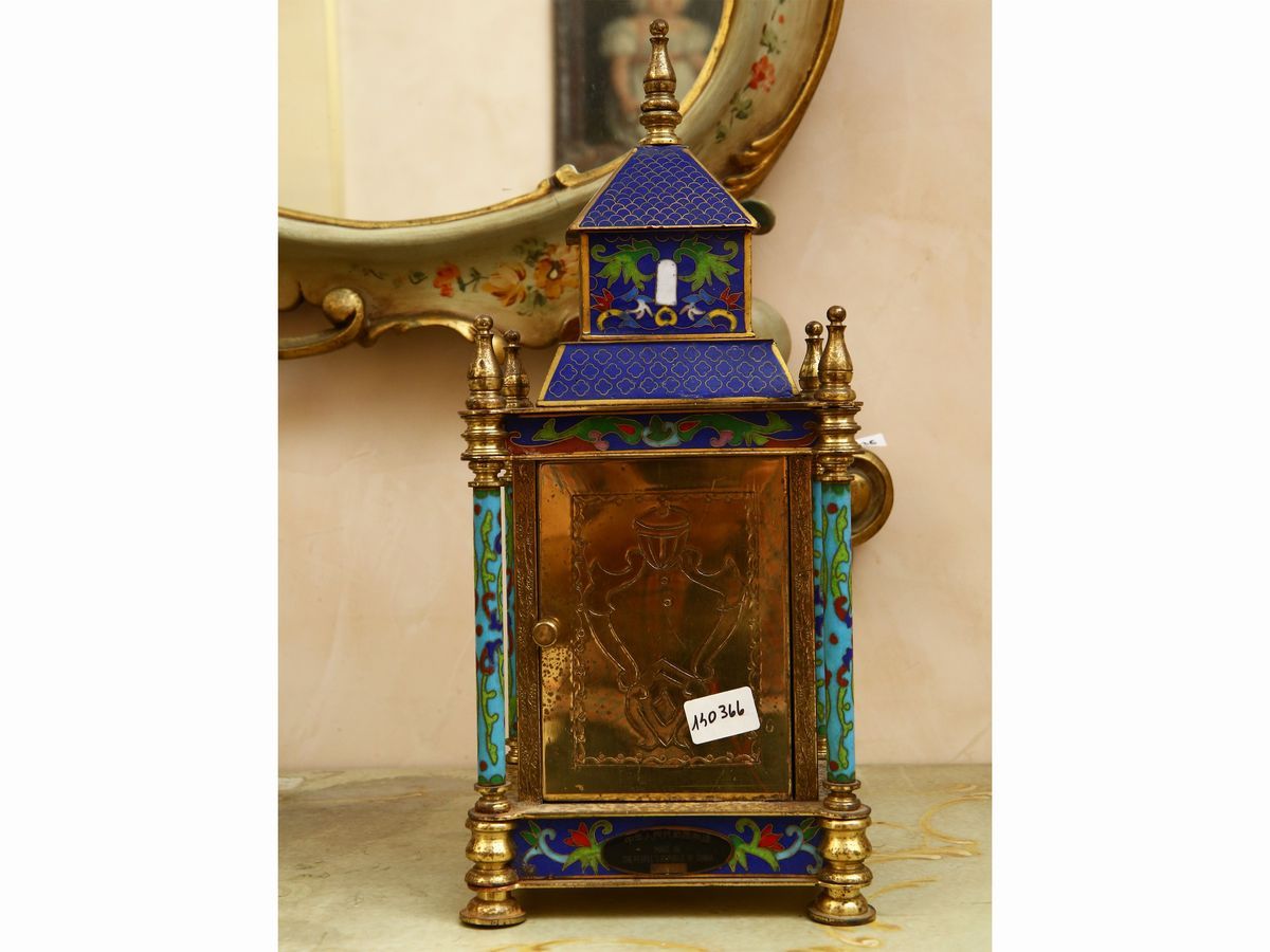Orologio da Tavolo a Tempietto in Metallo Dorato e Smalto Cloisonné
