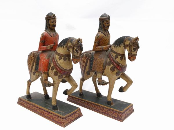 Due cavalieri persiani in legno intagliato e dipinto