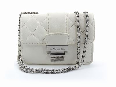 Mini Flap Bag Matelassè in Pelle Bianca, Chanel