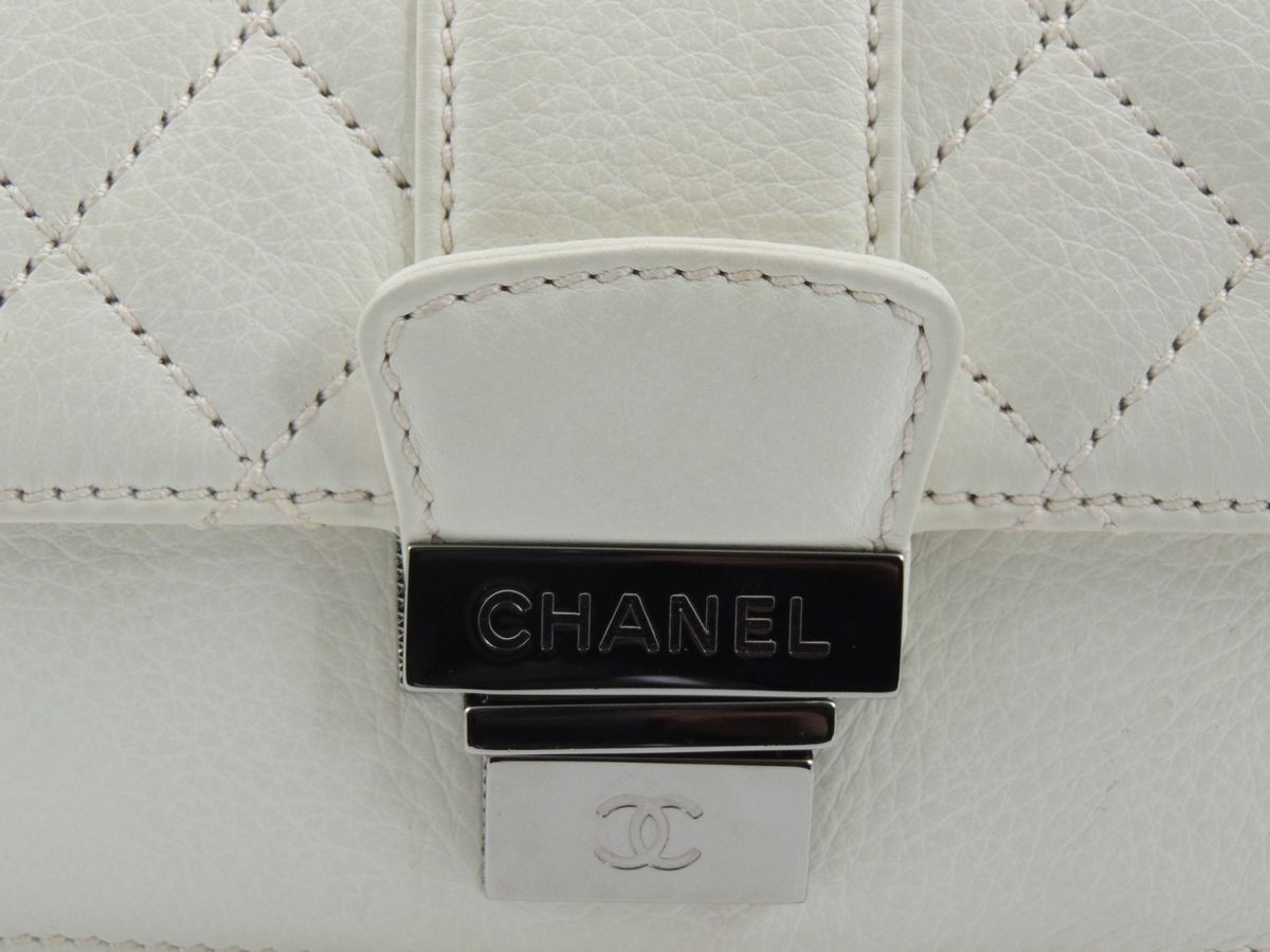 Mini Flap Bag Matelassè in Pelle Bianca, Chanel