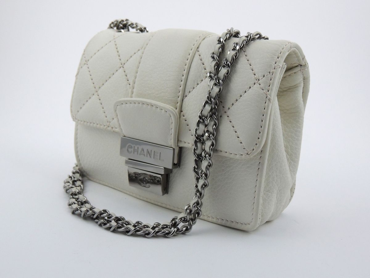 Mini Flap Bag Matelassè in Pelle Bianca, Chanel