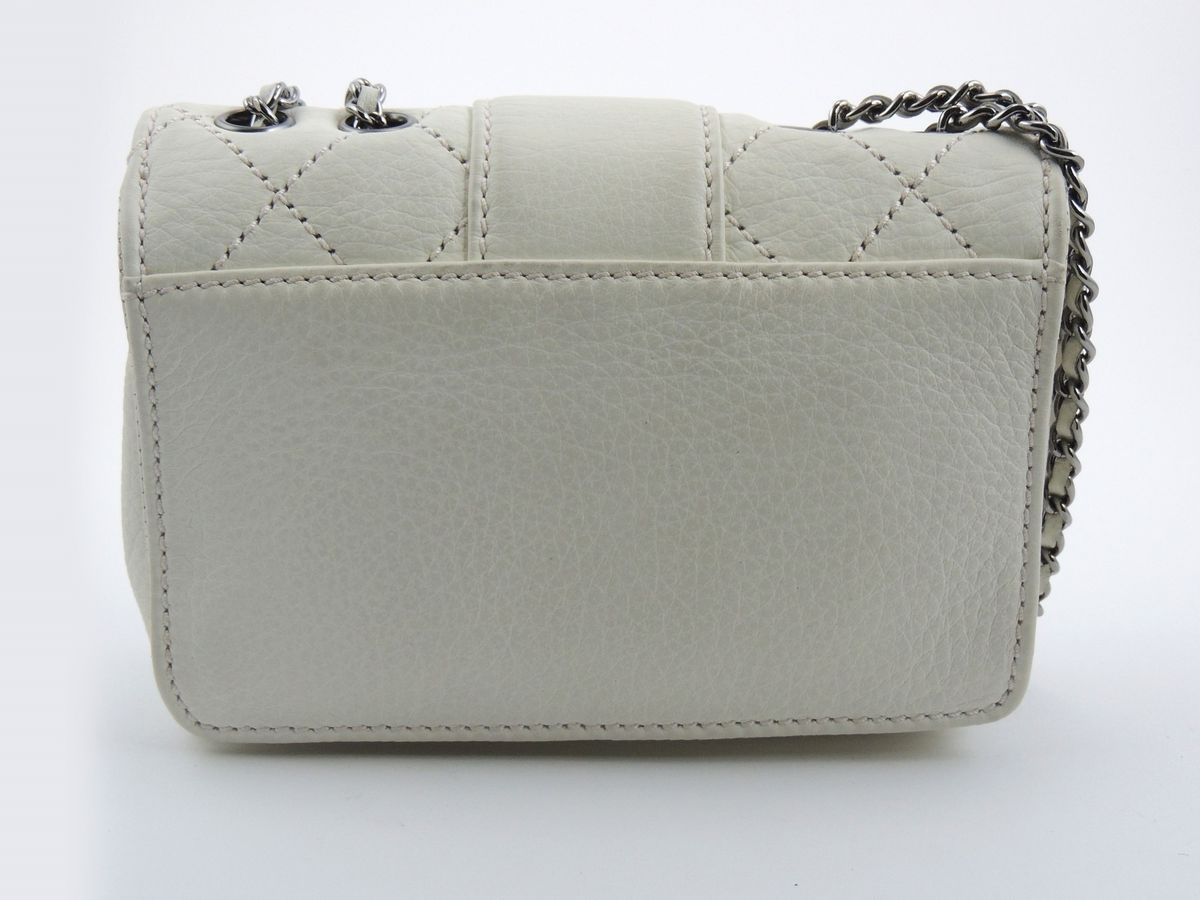 Mini Flap Bag Matelassè in Pelle Bianca, Chanel
