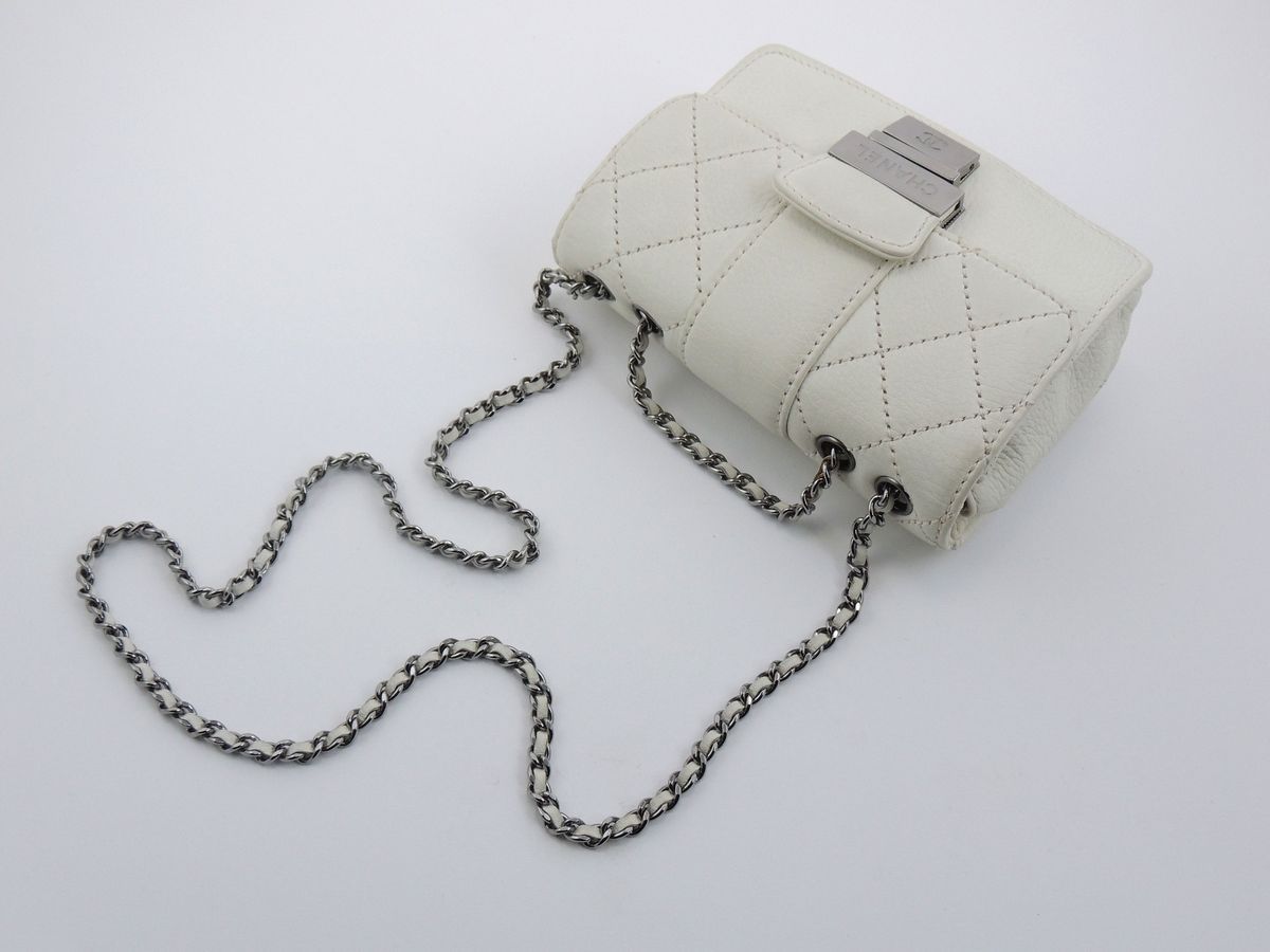 Mini Flap Bag Matelassè in Pelle Bianca, Chanel