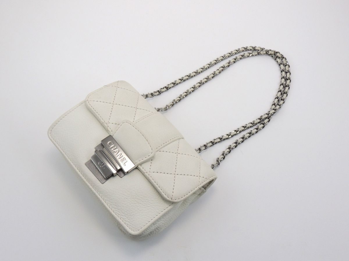 Mini Flap Bag Matelassè in Pelle Bianca, Chanel