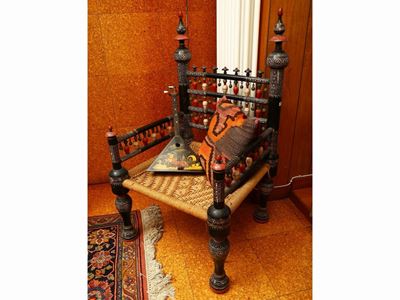 Poltroncina Bassa in Legno Ebanizzato
