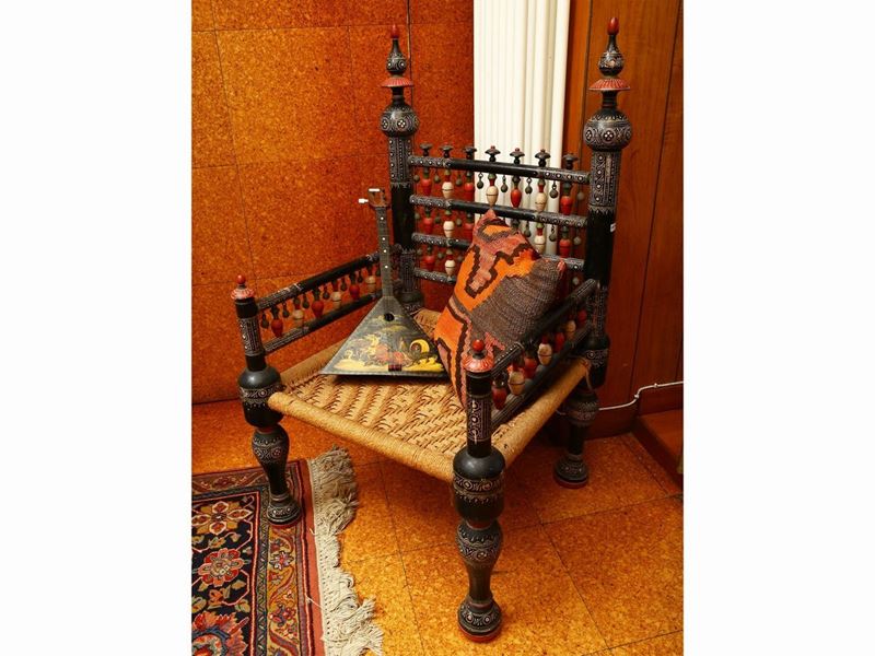 Poltroncina Bassa in Legno Ebanizzato