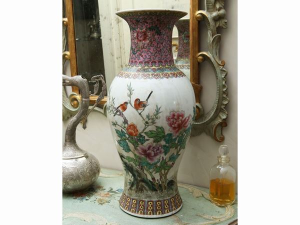 Grande vaso a balaustro in porcellana orientale