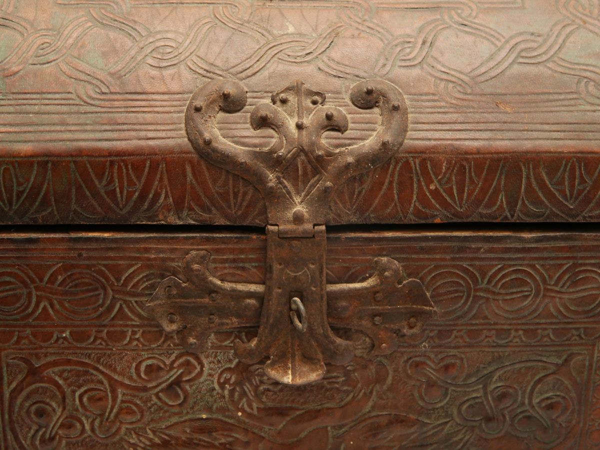 Scrigno in Legno Rivestito in Cuoio Impresso