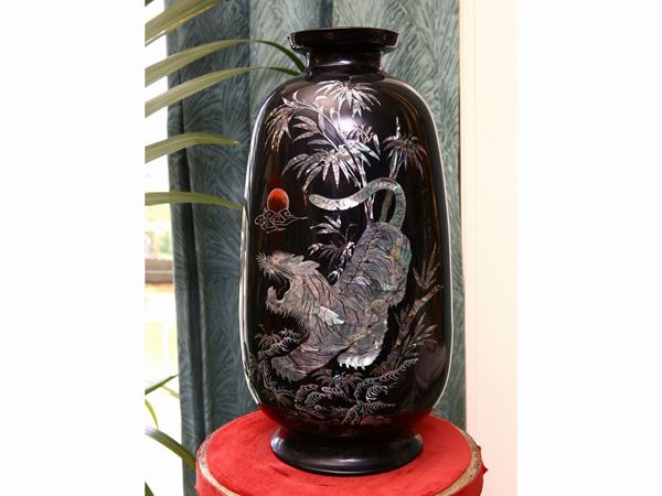Large vase in black lacquer