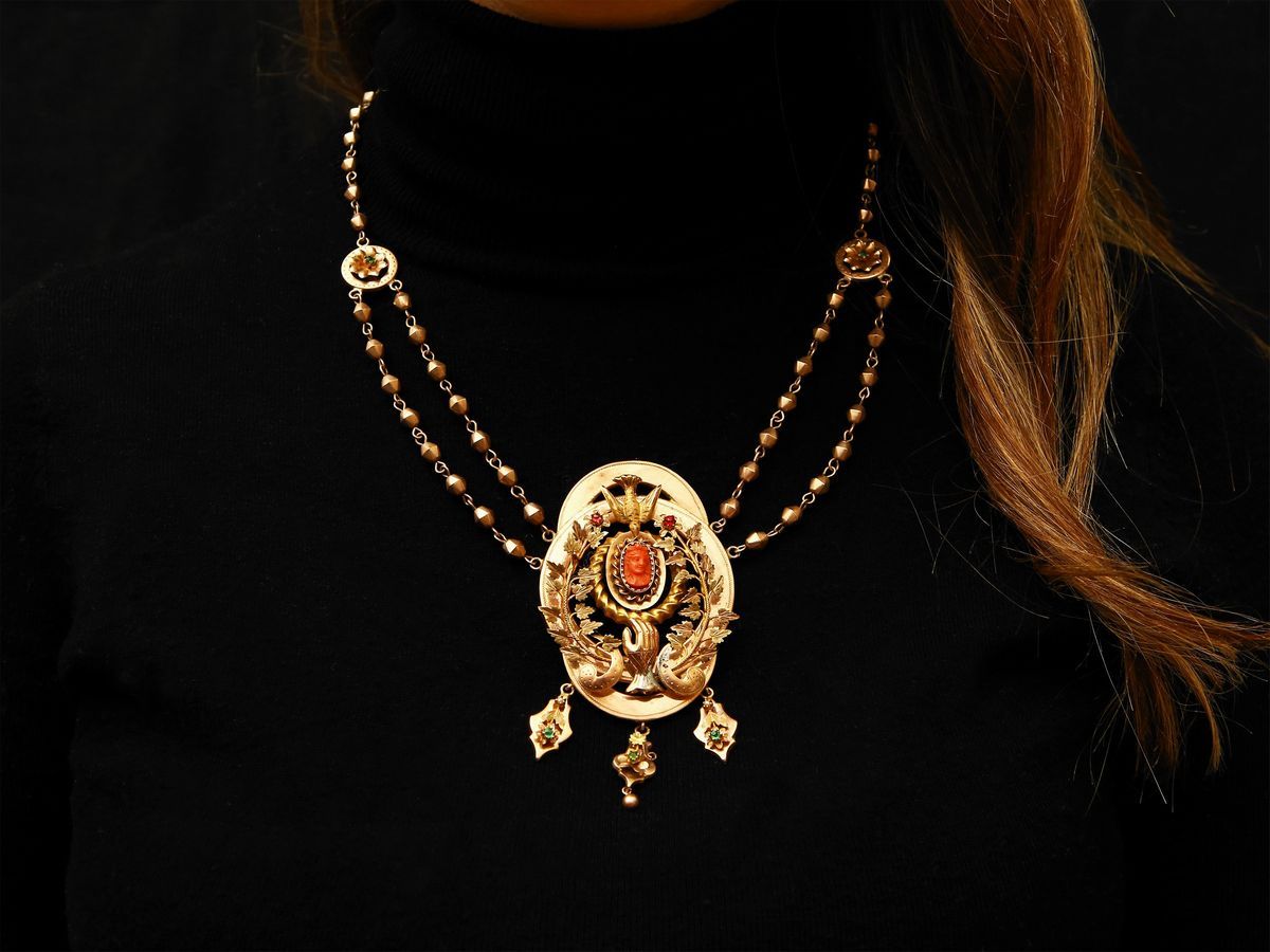 Demi Parure Borbonica Collana e Spilla in Oro Rosa e Giallo a Basso Titolo, Cammei in Corallo Ros...