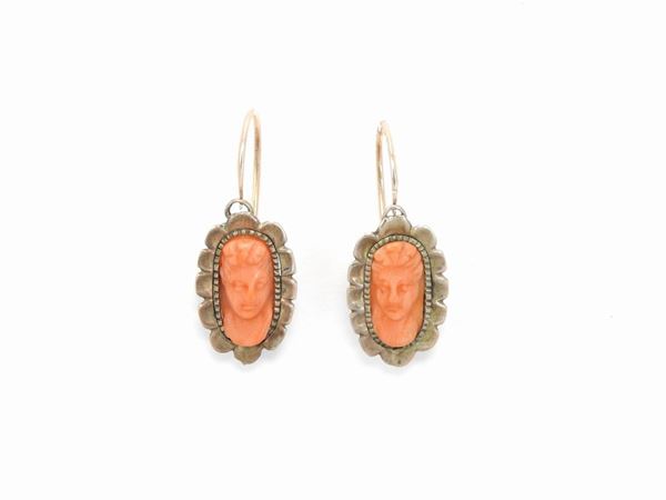 Low alloy pink gold Bourbon pendant earrings with orange pink coral cameos  (19th century)  - Auction Antique jewelry and watches - Maison Bibelot - Casa d'Aste Firenze - Milano