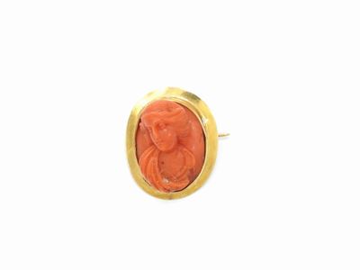 Spilla in Oro Giallo con con Cammeo in Corallo Rosso