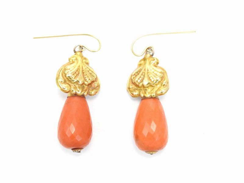 Orecchini Pendenti in Oro Giallo con Corallo Rosa Arancio