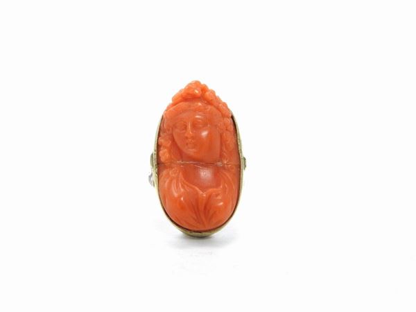 Low title yellow gold ring with orange red coral cameo